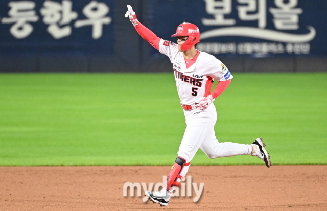 23일 오후 광주광역시 임동 광주기아챔피언스필드에서 진행된 '2024 프로야구 KBO리그 포스트시즌' 한국시리즈 2차전 KIA타이거즈와 삼성라이온즈와의 경기. 기아 김도영이 2회말 2사에서 솔로홈런을 터뜨리고 환호하고 있다./광주=송일섭 기자 andlyu@mydaily.co.kr