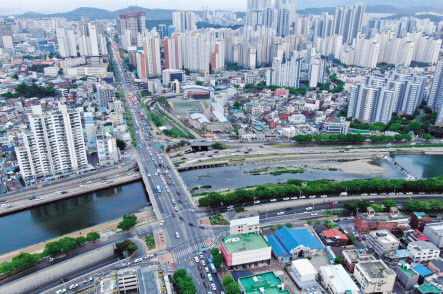 대구 신천대로 동신교진출램프와 청구네거리 사이 아파트 밀집 지역 전경