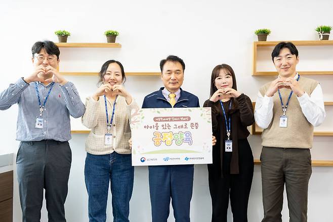 [완주=뉴시스] 한국전기안전공사는 남화영 사장(왼쪽에서 세번째)이 아동학대 예방 릴레이 캠페인에 참여했다고 28일 밝혔다. (사진=한국전기안전공사 제공) 2024.10.28. photo@newsis.com *재판매 및 DB 금지