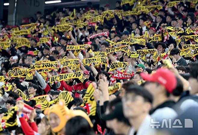 [광주=뉴시스] 김혜인 기자 = 28일 오후 광주 북구 광주-기아챔피언스필드에서 열린 2024 KBO 포스트시즌 한국시리즈 5차전 삼성 라이온즈와 KIA 타이거즈의 경기, KIA팬들의 응원전이 펼쳐지고 있다. 2024.10.28. hyein0342@newsis.com