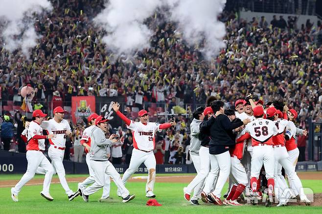 [광주=뉴시스] 김금보 기자 = 28일 광주 북구 광주-기아챔피언스필드에서 열린 2024 KBO 포스트시즌 한국시리즈 5차전 삼성 라이온즈와 KIA 타이거즈의 경기에서 7-5로 승리하며 우승을 확정 지은 KIA 선수들이 기뻐하고 있다. 2024.10.28. kgb@newsis.com