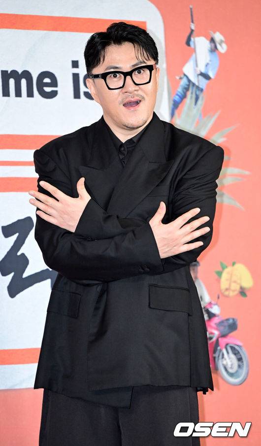 [OSEN=최규한 기자] 20일 오후 서울 상암 스탠포드 호텔에서 JTBC 새 예능 프로그램 'My name is 가브리엘' 제작발표회가 열렸다.'My name is 가브리엘(마이 네임 이즈 가브리엘)'은 아무도 나를 모르는 곳에서 세계 80억 인구 중 한 명의 이름으로 72시간 동안 '실제 그 사람의 삶'을 살아가는 관찰 리얼리티 예능이다.&nbsp;제작사 테오(TEO) 설립 후 다양한 프로젝트를 선보이고 있는 김태호 PD와 '놀라운 토요일', '혜미리예채파' 등을 연출한 이태경 PD가 의기투합해 선보이는 프로그램으로 박명수, 염혜란, 홍진경, 지창욱, 박보검, 가비, 덱스가 라인업으로 확정돼 기대를 더하고 있다. 가수 데프콘이 포토타임을 하고 있다. 2024.06.20 / dreamer@osen.co.kr