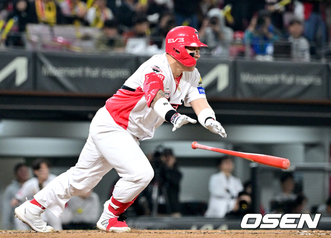 [OSEN=광주, 최규한 기자] 28일 광주 기아챔피언스필드에서 ‘2024 신한 SOL뱅크 KBO 한국시리즈’ 5차전 KIA 타이거즈와 삼성 라이온즈의 경기가 열렸다.KIA는 양현종, 삼성은 이승현를 선발 투수로 내세웠다.3회말 1사 1, 3루 상황 KIA 최형우가 추격의 1타점 적시타를 날리고 있다. 2024.10.28 / dreamer@osen.co.kr