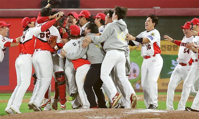 28일 광주 기아챔피언스필드에서 열린 2024 신한 SOL뱅크 KBO 포스트시즌 한국시리즈 5차전 삼성 라이온즈와 KIA 타이거즈의 경기. 삼성에 승리하며 7년 만에 통합우승을 달성한 KIA 선수들이 기뻐하고 있다. 연합뉴스