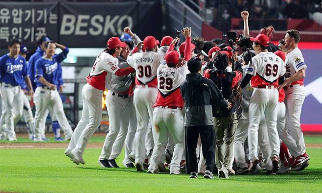 KIA 타이거즈 선수들이 28일 광주 북구 광주-기아챔피언스필드에서 열린 2024 KBO 포스트시즌 한국시리즈 5차전에서 삼성 라이온즈를 상대로 7-5 승리, 통합스코어 4대1로 한국시리즈를 우승한 뒤 기뻐하고 있다. 뉴시스