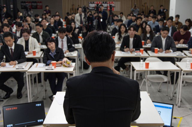 한동훈 국민의힘 대표가 27일 오후 서울 성동구 성수동의 한 건물에서 열린 ‘역면접x국민의힘 2030이 묻고 정당이 답하다’에서 질문에 답변을 하고 있다. 뉴스1