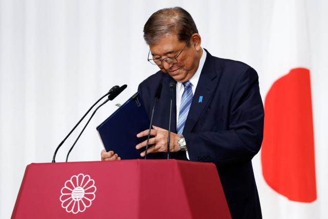 일본 중의원 선거 하루 뒤인 28일 일본 도쿄의 자민당 본부에서 열린 기자회견에서 이시바 시게루 일본 총리 겸 집권 자민당 대표가 고개를 숙이고 있다. 로이터연합뉴스