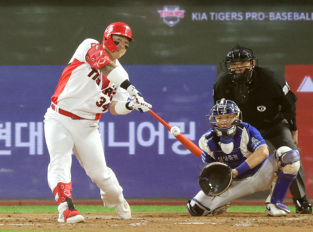 28일 광주 기아챔피언스필드에서 열린 2024 신한 SOL뱅크 KBO 포스트시즌 한국시리즈 5차전 삼성 라이온즈와 KIA 타이거즈의 경기. 3회말 1사 1,3루 상황 KIA 최형우가 1타점 적시타를 치고 있다.연합뉴스