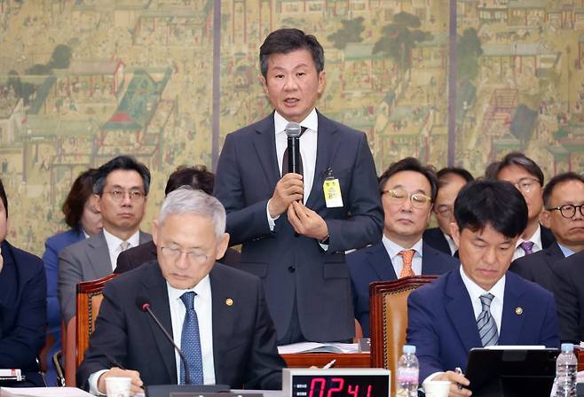 정몽규 대한축구협회장(뒷줄 가운데)이 24일 서울 여의도 국회에서 열린 국회 문화체육관광위원회 종합감사에 증인으로 출석해 질의에 답하고 있다. 앞줄 왼쪽은 KFA를 둘러싼 각종 행정 난맥상에 대해 실지 감사를 진행해온 문화체육관광부 유인촌 장관. 뉴시스