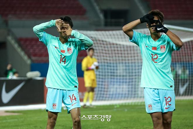 중국 U-16 대표팀 야오준위(왼쪽)가 27일 AFC U-17 아시안컵 예선 한국전에서 동점골을 넣은 뒤 ‘손흥민의 찰칵 세리머니’를 따라하고 있다. 중국 포털 넷이즈 캡처