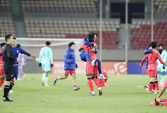 한국 U-16 축구대표팀 선수들이 27일 AFC U-17 아시안컵 예선에서 중국과 2-2로 비겨 2조 1위로 본선행을 확정한 뒤 기뻐하고 있다. 신화연합뉴스