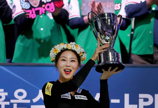 우승 트로피를 들어올린 김가영. 프로당구협회(PBA) 제공