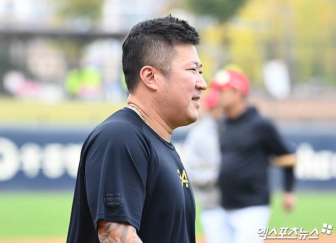 28일 오후 광주기아챔피언스필드에서 열리는 '2024 신한 SOL Bank KBO 한국시리즈' 삼성 라이온즈와 KIA 타이거즈의 5차전 경기에 앞서 KIA 최형우가 훈련에 나서고 있다. 4차전에 빠졌던 최형우는 이날 다시 선발로 복귀했다. KIA는 21~23일 홈에서 열린 1~2차전에서 연승을 챙긴 뒤 25일 대구 3차전에서 패했으나 26일 같은 장소에서 열린 4차전에서 대승을 거둬 시리즈 전적 3승 1패를 기록했다. 28일 5차전에서 이기면 창단 후 12번째 우승을 이루면서 37년 만에 광주 홈구장에서 우승 축배를 드는 역시를 쓰게 된다. KIA는 이날 베테랑 에이스 양현종을 선발 투수로 투입한다. 광주, 박지영 기자