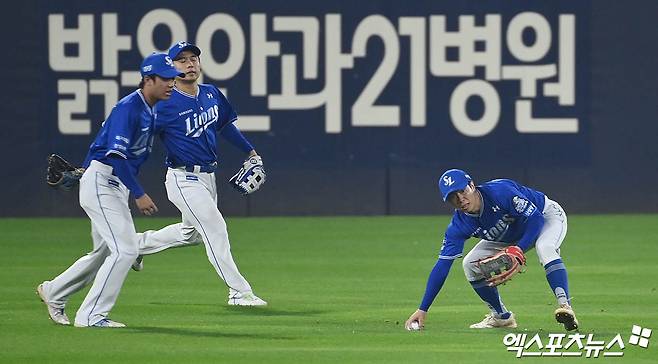 삼성 내야수 김지찬(오른쪽)은 28일 광주 기아챔피언스필드에서 열린 '2024 신한 SOL Bank KBO 포스트시즌' KIA와 한국시리즈(7전4승제) 5차전에서 1번타자 중견수로 선발 출전했다. 김지찬은 5회말 시작과 함께 왼쪽 발목에 불편함을 느껴 대수비 김성윤으로 교체됐다. 팀은 계속해서 부상자가 나오며 힘겨운 싸움을 이어가고 있다. 광주, 김한준 박지영 기자