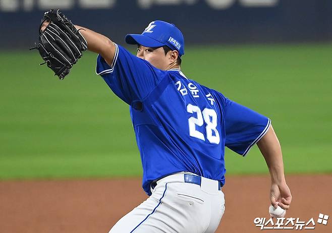 삼성 투수 김윤수는 28일 광주 기아챔피언스필드에서 열린 '2024 신한 SOL Bank KBO 포스트시즌' KIA와 한국시리즈(7전4승제) 5차전에서 구원 등판했다. 5회말 2사 만루 김도영을 상대로 폭투를 내줬고, 2실점 하며 동점을 허용했다. 광주, 김한준 박지영 기자