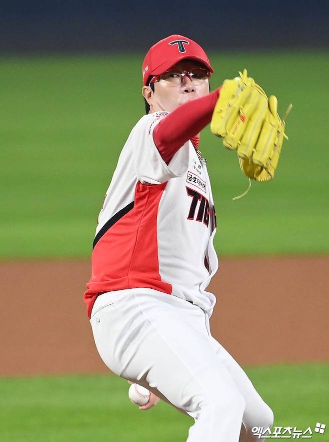 28일 오후 광주기아챔피언스필드에서 열린 '2024 신한 SOL Bank KBO 한국시리즈' 삼성 라이온즈와 KIA 타이거즈의 5차전 경기, 1회초 KIA 선발투수 양현종이 역투하고 있다. 광주, 박지영 기자