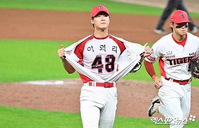 28일 오후 광주기아챔피언스필드에서 열린 '2024 신한 SOL Bank KBO 한국시리즈' 삼성 라이온즈와 KIA 타이거즈의 5차전 경기, 6회초 수비를 마친 KIA 곽도규가 이의리의 이름이 적힌 유니폼을 보여주고 있다. 광주, 김한준 기자