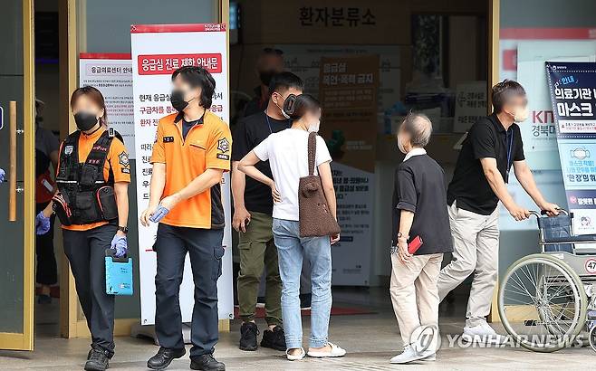 북적이는 응급실 앞 (대구=연합뉴스) 윤관식 기자 = 19일 대구 한 상급종합병원 응급실 앞이 내원객과 119구급대로 북적이고 있다. 2024.9.19 psik@yna.co.kr