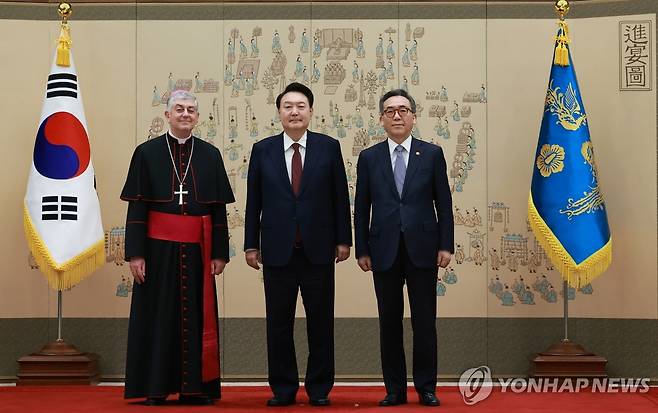 윤석열 대통령, 조반니 가스파리 주한교황청 대사와 기념촬영 (서울=연합뉴스) 홍해인 기자 = 윤석열 대통령이 28일 서울 용산 대통령실 청사에서 열린 주한대사 신임장 제정식에서 조반니 가스파리 주한교황청 대사로부터 신임장을 전달받은 뒤 기념촬영을 하고 있다. 2024.10.28 hihong@yna.co.kr