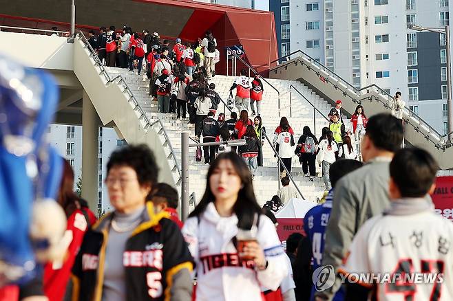 한국시리즈 열리는 광주 기아챔피언스필드 (광주=연합뉴스) 정다움 기자 = 2024 신한 SOL 뱅크 KBO 한국시리즈 KIA 타이거즈-삼성 라이온즈의 5차전이 열리는 28일 오후 광주 기아챔피언스필드에서 관람객들이 경기장 안으로 입장하고 있다. 2024.10.28 daum@yna.co.kr