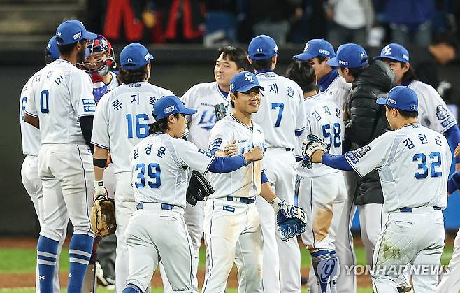 '홈런 4개' 기뻐하는 삼성 선수들 (대구=연합뉴스) 김성민 기자 = 25일 대구 삼성라이온즈파크에서 열린 2024 신한 SOL뱅크 KBO 포스트시즌 한국시리즈 3차전 KIA 타이거즈와 삼성 라이온즈의 경기에서 4-2로 승리한 삼성 선수들이 기뻐하고 있다. 2024.10.25 ksm7976@yna.co.kr