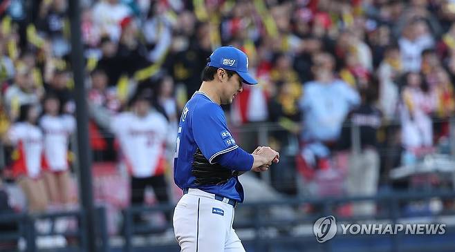 아쉬워하는 임창민 (광주=연합뉴스) 김도훈 기자 = 23일 광주 기아챔피언스필드에서 우천으로 중단됐다 재개된 2024 신한 SOL뱅크 KBO 포스트시즌 한국시리즈 1차전 삼성 라이온즈와 KIA 타이거즈의 경기. 7회말 2사 2, 3루 삼성 임창민이 폭투로 동점을 허용한 뒤 아쉬워하고 있다. 2024.10.23 superdoo82@yna.co.kr