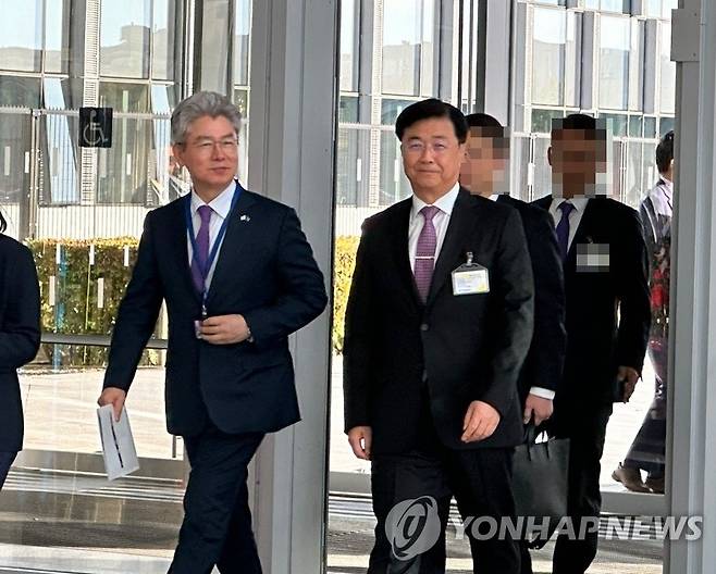 홍장원 국정원 1차장, 나토 본부 방문 (브뤼셀=연합뉴스) 정빛나 특파원 = 한국 정부 대표단 단장인 홍장원 국가정보원 1차장(오른쪽)이 28일(현지시간) 벨기에 브뤼셀 나토 본부에 도착한 모습. 대표단은 이날 나토 북대서양이사회(NAC) 회의에 참석해 북한 파병 정보를 브리핑할 예정이다. 왼쪽은 유정현 주나토(벨기에·EU 겸임) 대사. 2024.10.28 shine@yna.co.kr