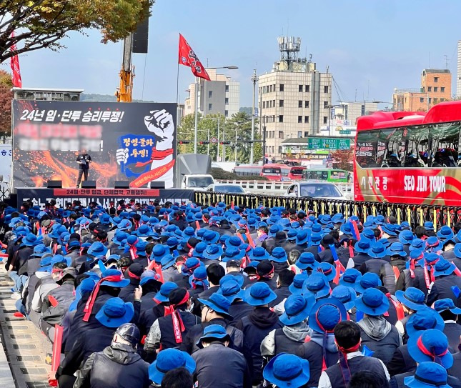 현대트랜시스 노조원 등 1,000여 명은 지난 28일 현대차•기아 양재사옥 앞 3개 차선을 막은 채 대형 무대와 초대형 스피커를 설치하고, 모욕적인 표현이 담긴 현수막과 보행자를 위협할 수 있는 대형 깃발 등을 동원해 대대적인 집회를 진행했다. 현대트랜시스 노조는 작년 회사 영업이익의 2배에 달하는 과도한 성과급을 요구하며 파업을 22일째 이어가고 있다./사진=독자제공