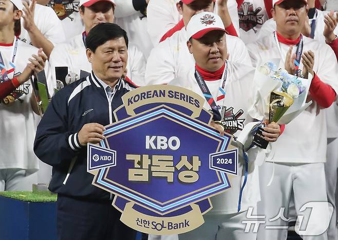 28일 오후 광주 기아챔피언스필드에서 열린 프로야구 '2024 신한 SOL 뱅크 KBO 포스트시즌' 한국시리즈 5차전 삼성 라이온즈와 KIA 타이거즈의 경기 우승 트로피 시상식에서 KIA 이범호 감독이 감독상을 수상하고 있다. 2024.10.28/뉴스1 ⓒ News1 임세영 기자