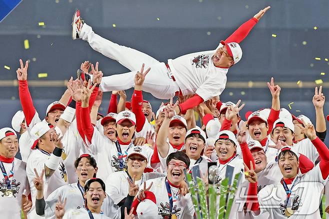 28일 오후 광주 기아챔피언스필드에서 열린 프로야구 '2024 신한 SOL 뱅크 KBO 포스트시즌' 한국시리즈 5차전 삼성 라이온즈와 KIA 타이거즈의 경기에서 7대5로 승리하며 통합 우승을 차지한 KIA 이범호 감독이 선수들에게 헹가래를 받고 있다. 2024.10.28/뉴스1 ⓒ News1 장수영 기자