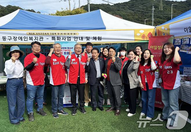 강기정 광주시장이 26일 동구 지역주민축제 '다함께 동동동'에 참석해 전국 최초의 발달장애인 야구단인 'E.T(East Tigers) 야구단'을 응원하고 있다.(동구장애인복지관 제공)2024.10.28/뉴스1 ⓒ News1