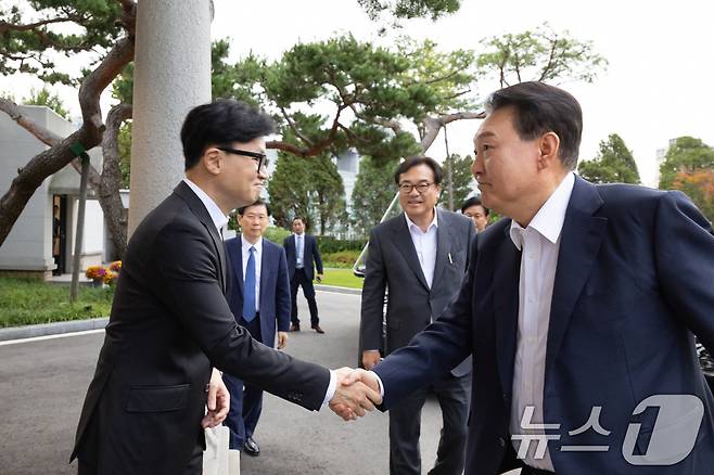 윤석열 대통령이 21일 서울 용산 대통령실 파인그라스 앞에서 한동훈 국민의힘 대표와 인사를 나누고 있다. (대통령실 제공) 2024.10.21/뉴스1 ⓒ News1 송원영 기자