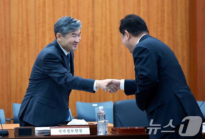 조태용 국가정보원장이 29일 서울 서초구 내곡동 국가정보원에서 열린 국회 정보위원회의 국정원에 대한 국정감사에 출석해 김병기 더불어민주당 의원과 인사하고 있다. 2024.10.29/뉴스1 ⓒ News1 국회사진취재단