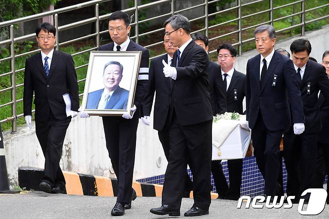 22일 오전 서울 종로구 연건동에서 열린 고(故) 구본무 LG 회장의 발인식에서 고인의 맏사위 윤관 블루런벤처스 대표가 고인의 영정을 들고 있다. 2018.5.22/뉴스1 ⓒ News1 사진공동취재단