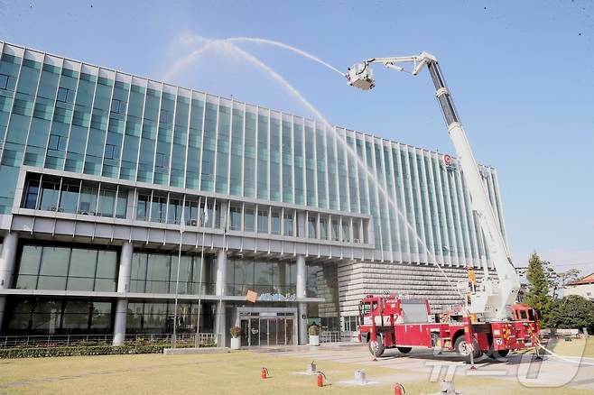 부안군은 29일 부안소방서 119안전센터와 함께 청사 내 화재 발생 시 초기진압과 인명 대피 등 비상 대응체계 확립을 위한 2024년 공공기관 합동소방훈련을 실시했다.(부안군 제공)2024.10.29/뉴스1