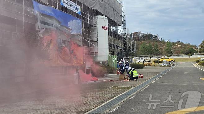 강원 횡성군 송전정수장 설비동 공사 현장에서 정전시설 긴급 복구 및 화재 진압 등 ‘2024년 재난대응 안전한국훈련’ 현장 훈련을 하고 있다.(한국수자원공사 제공)/뉴스1