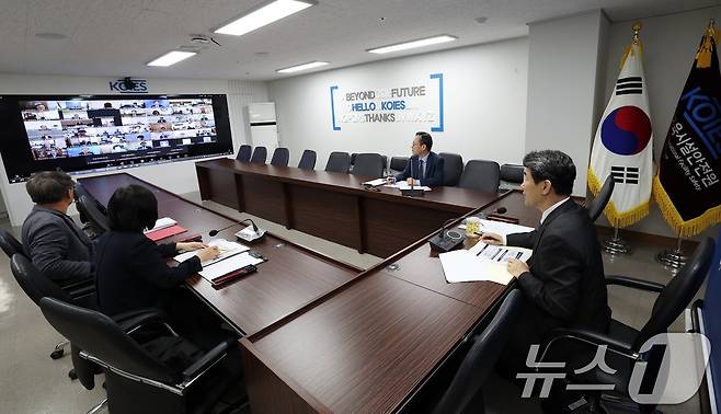 이주호 사회부총리 겸 교육부 장관이 11일 오전 서울 영등포구 한국교육시설안전원에서 의과대학 운영 대학 총장들과 화상 간담회를 하고 있다. (교육부 제공) /뉴스1