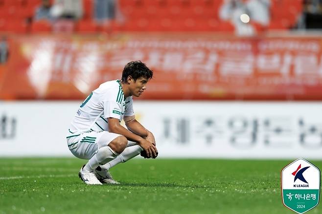 전북 수비수 홍정호가 27일 제주전에서 패한 뒤 아쉬워하고 있다. 사진 | 한국프로축구연맹