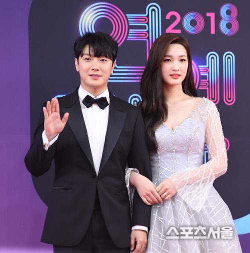 ‘2018 KBS 연예대상’에 함께 등장한 가수 최민환 율희. 스포츠서울DB