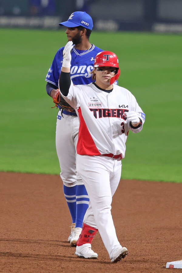 28일 광주 북구 광주-기아챔피언스필드에서 열린 2024 KBO 포스트시즌 한국시리즈 5차전 삼성 라이온즈와 KIA 타이거즈의 경기 KIA 김선빈이 안타를 치고 세리머니하고 있다. 사진┃KIA 타이거즈