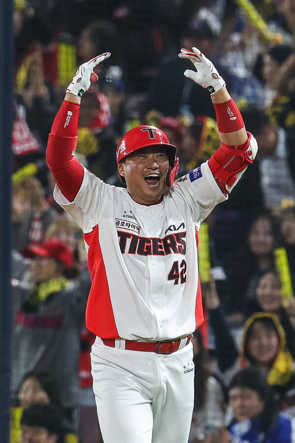 28일 광주 북구 광주-기아챔피언스필드에서 열린 2024 KBO 포스트시즌 한국시리즈 5차전 KIA 타이거즈와 삼성 라이온즈의 경기에서 KIA 김태군이 안타를 치고 기뻐하고 있다. 사진┃뉴시스