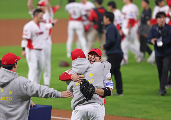 28일 광주 북구 광주-기아챔피언스필드에서 2024 KBO 포스트시즌 한국시리즈 4승 1패의 기록으로 통합 우승을 차지한 KIA의 주장 나성범이 이범호 감독과 포옹하고 있다. 사진┃KIA 타이거즈