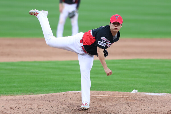 26일 대구 수성구 대구삼성라이온즈파크에서 열린 2024 KBO 포스트시즌 한국시리즈 4차전 KIA 타이거즈와 삼성 라이온즈의 경기에서 황동하가 투구를 펼치고 있다. 사진┃KIA 타이거즈