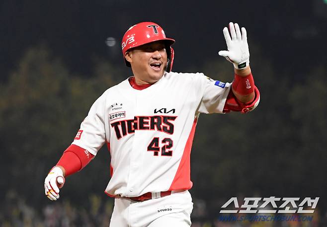 28일 광주 기아챔피언스필드에서 열린 한국시리즈 5차전 KIA 타이거즈와 삼성 라이온즈의 경기. 6회말 1사 1,3루 KIA 김태군이 내야 안타로 역전을 만든 뒤 환호하고 있다. 광주=박재만 기자 pjm@sportschosun.com/2024.10.28/