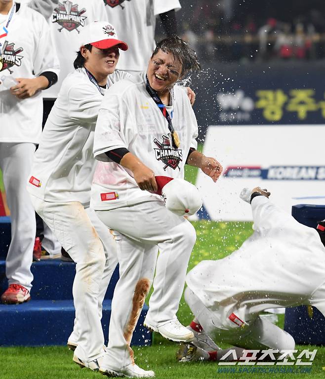 한국시리즈 MVP 김선빈 향한 동료들의 물세례