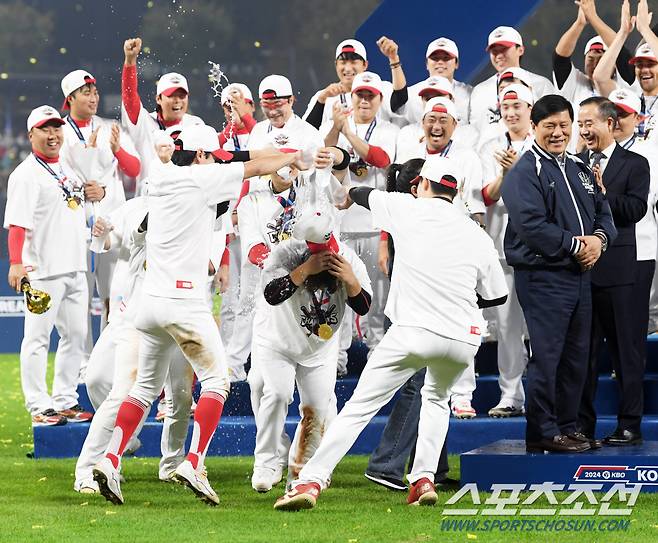 37년 만에 광주에서 한국시리즈 정상에 오른 KIA 타이거즈 선수들이 MVP 김선빈을 향해 물세례를 하고 있다