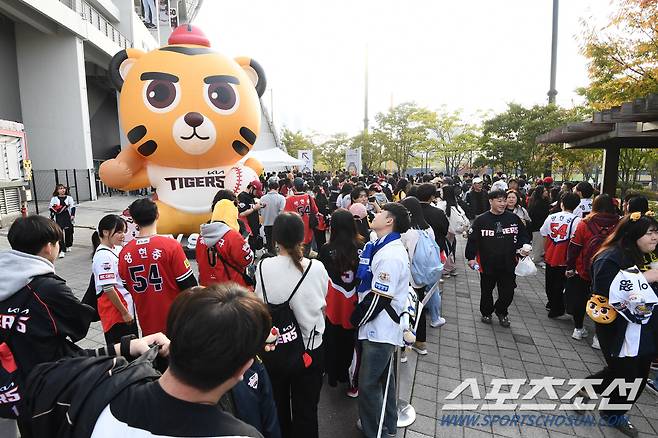 28일 광주 기아 챔피언스필드에서 열린 삼성과 KIA의 한국시리즈 5차전. 응원 머플러를 받기 위해 줄을 선 지정석 입장 관중. 광주=정재근 기자 cjg@sportschosun.com/2024.10.28/