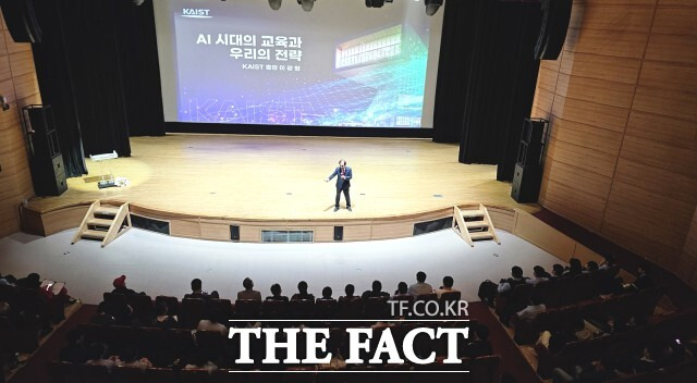 특강에 참석한 한 학부모는 “미래 사회와 진로에 대한 내용을 아이와 함께 들을 수 있는 자리라 더 뜻깊었다”며 “정읍교육지원청에서 정기적으로 다양한 진로특강을 열어주어 지역에서도 다양한 정보를 얻을 수 있어서 매우 기쁘다”고 말했다./정읍교육지원청