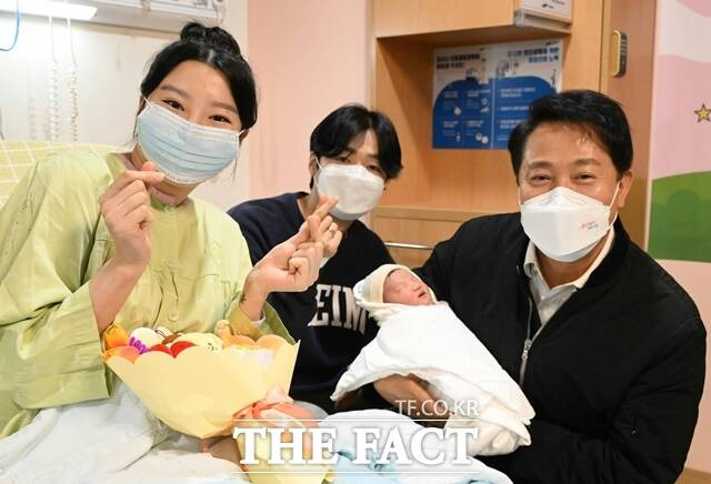 강북삼성병원 산부인과 병실을 찾은 오세훈 시장이 강북삼성병원의 올해 태어난 첫둥이를 안고 산모 및 배우자와 함께 기념촬영을 하고 있다. /서울시