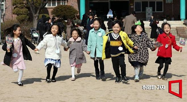 서울 갈산초등학교에서 입학식을 마친 신입 어린이들이 손을 잡고 교정을 달리고 있다. 사진=허영한 기자 younghan@